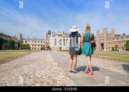 Due giovani donne in Trinity College corte anteriore, Cambridge, Regno Unito