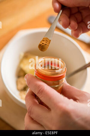 Passo per passo come fare Cinnamon Toast Foto Stock