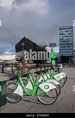 Cyclescheme City Bike public Hire, cycle to work transport scheme; noleggio biciclette stazioni di aggancio elettroniche per biciclette in città a Liverpool, Inghilterra Regno Unito. Foto Stock