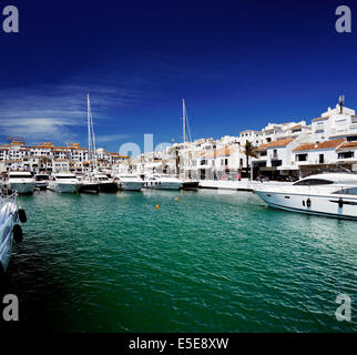 Lussuosi yacht e barche a motore ormeggiata in porto turistico di Puerto Banus a Marbella, Spagna. Marbella è una popolare meta di vacanza Foto Stock