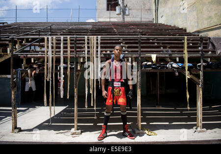 Giovane pugile cubano, il Rafael Trejo Boxing palestra, Old Havana, Cuba Foto Stock