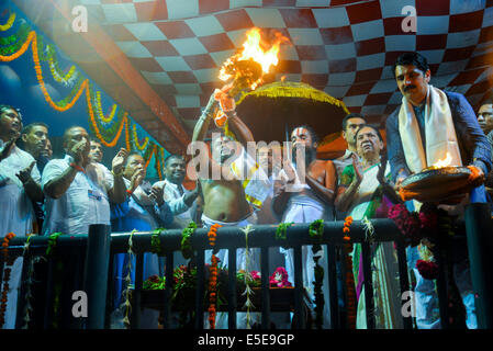 Ahmedabad, Gujarat/India. 29 Luglio, 2014. Chief Minister Anandi Patel lanciare il primo-mai maha-aarti sul Fiume Sabarmati,maha-aarti è organizzata dal tempio di Jagannath fiducia sul lungofiume di Sabarmati vicino Somnath Bhudar, in Ahmedabad, India. Credito: Nisarg Lakhmani/Alamy Live News Foto Stock