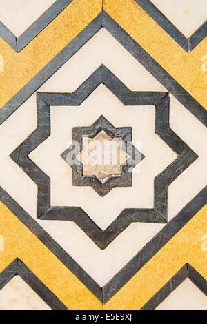 Un dettaglio di un soggetto ad atti vandalici design (mancante gioiello centrale) sul Taj Mahal, realizzati con pietre preziose e semipreziose, Taj Mahal, Agra, India Foto Stock