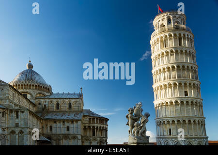 Piazza dei Miracoli con la Torre Pendente, Pisa, Toscana, Italia Foto Stock