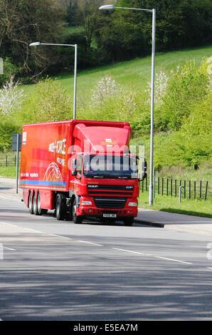 Una forza di pacchi carrello che viaggia lungo la A23 road a Coulsdon, Surrey, Inghilterra Foto Stock