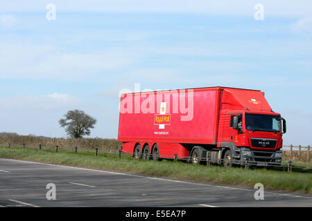 Un Royal Mail carrello che viaggia lungo la A417 a doppia carreggiata in Cotswolds, Inghilterra Foto Stock