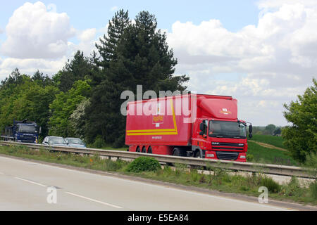 Un Royal Mail carrello che viaggia lungo la A12 a doppia carreggiata in Essex, Inghilterra Foto Stock