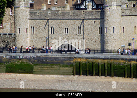 Londra, UK, 29 luglio 2014, molti prigionieri dei Tudor accusato di tradimento è entrato nella Torre di Londra attraverso i traditori' porta dal fiume Tamigi dove furono imprigionati e giustiziati. Il cancello è stato costruito da Edward I, per erogare acqua a una porta d'ingresso alla Torre. Royals compresi Ann Boleyn e pirati compresi Captain Kidd e William Wallace furono portati attraverso questa porta. Foto Stock