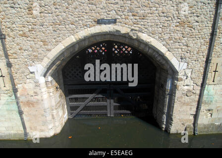 Londra, UK, 29 luglio 2014, molti prigionieri dei Tudor accusato di tradimento è entrato nella Torre di Londra attraverso i traditori' porta dal fiume Tamigi dove furono imprigionati e giustiziati. Il cancello è stato costruito da Edward I, per erogare acqua a una porta d'ingresso alla Torre. Royals compresi Ann Boleyn e pirati compresi Captain Kidd e William Wallace furono portati attraverso questa porta. Foto Stock