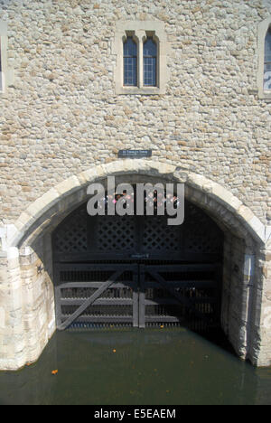 Londra, UK, 29 luglio 2014, molti prigionieri dei Tudor accusato di tradimento è entrato nella Torre di Londra attraverso i traditori' porta dal fiume Tamigi dove furono imprigionati e giustiziati. Il cancello è stato costruito da Edward I, per erogare acqua a una porta d'ingresso alla Torre. Royals compresi Ann Boleyn e pirati compresi Captain Kidd e William Wallace furono portati attraverso questa porta. Foto Stock