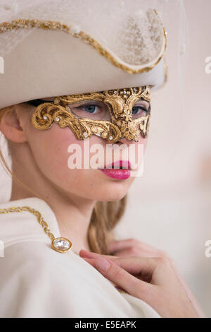 Bellezza adolescente in bianco costume rinascimentale celebra il Carnivale di Venezia al di fuori del Palazzo Ducale in piazza San Marco. Foto Stock