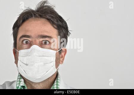 Medico di origine ispanica con maschera facciale. Foto Stock