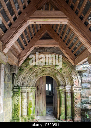 Saint Conan's Kirk chiostro romanico porta Foto Stock