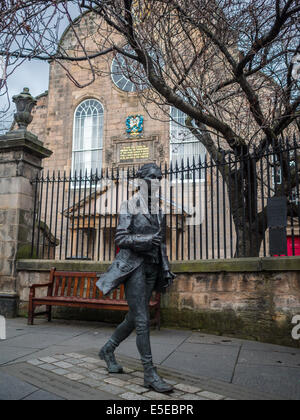 Statua di Robert Fergusson, fuori Canongate Kirk Foto Stock