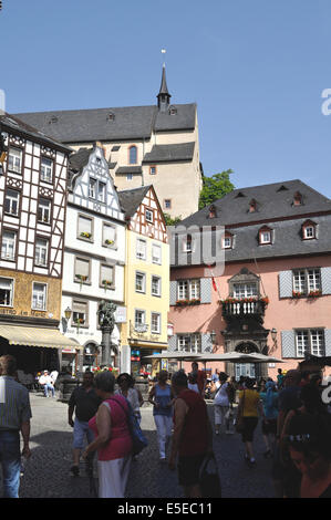 Linea di edifici della piazza del mercato, con la sua fontana, a Cochem, Germania. Foto Stock