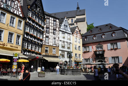 Linea di edifici della piazza del mercato, con la sua fontana, a Cochem, Germania. Foto Stock