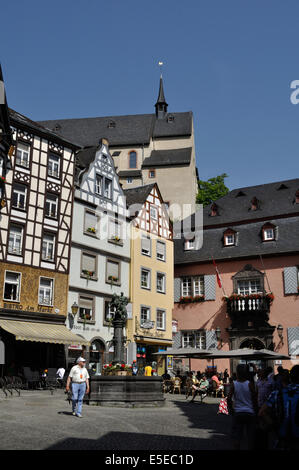 Linea di edifici della piazza del mercato, con la sua fontana, a Cochem, Germania. Foto Stock