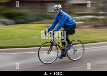 Uomo maturo cavalca la sua bicicletta con sicurezza approvato l'ingranaggio, STATI UNITI D'AMERICA Foto Stock