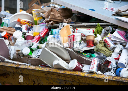 Shoreditch, Londra - traboccante cassonetto in città Foto Stock