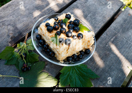 Berry torta di ribes nero con bacche e foglie su scrivanie di legno Foto Stock