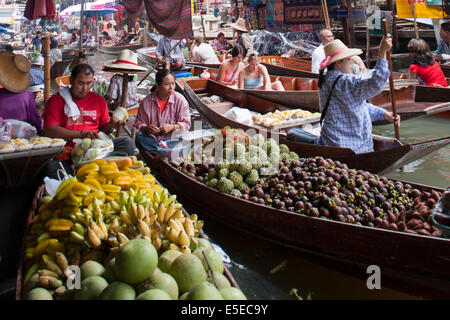 Venditori di mercato al mercato galleggiante Damnoen Saduak, vicino Bangkok, Thailandia, Sud-est asiatico Foto Stock