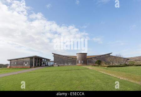 Insolito design architettonico per il Brading Museo Villa Romana, l'Isola di Wight, Inghilterra del sud, Regno Unito, con cielo blu Foto Stock