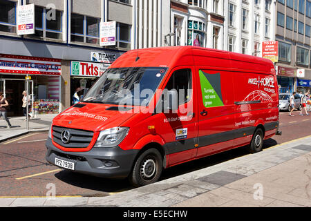 Parcelforce consegna in tutto il mondo raccolta van in Belfast City Centre Foto Stock