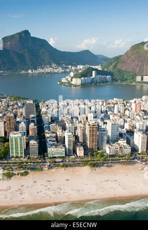 Vista aerea della spiaggia di Ipanema e quartiere di Rodrigo de Freitas lagoon e del monte Corcovado, Rio de Janeiro, Brasile Foto Stock