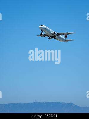 Los Angeles, California, USA. 23 Luglio, 2014. Un Air Canada Airbus A320-211 decolla da LAX. ---Los Angeles International Airport riporta più di 1600 gli atterraggi e i decolli al giorno, gestendo più di 66 milioni di passeggeri l'anno. Il mondo il sesto aeroporto più trafficato, LAX (codice IATA), ha oltre 2 milioni di metri quadrati di strutture di carico ed è l'aeroporto principale per la maggiore area di Los Angeles. LAX, a circa 640 acri, si trova nella comunità di Westchester e primo è entrato in servizio nel 1930 dopo l'approvazione dal Los Angeles City Council nel 1928. LAX è azionato da Los Ang Foto Stock