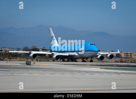 Los Angeles, California, USA. 23 Luglio, 2014. Un olandese KLM Airlines Boeing 747 taxi al terminale dopo lo sbarco a LAX. --- Los Angeles International Airport riporta più di 1600 gli atterraggi e i decolli al giorno, gestendo più di 66 milioni di passeggeri l'anno. Il mondo il sesto aeroporto più trafficato, LAX (codice IATA), ha oltre 2 milioni di metri quadrati di strutture di carico ed è l'aeroporto principale per la maggiore area di Los Angeles. LAX, a circa 640 acri, si trova nella comunità di Westchester e primo è entrato in servizio nel 1930 dopo l'approvazione dal Los Angeles City Council nel 1928. Foto Stock