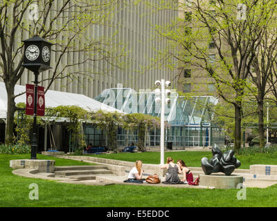 Gli studenti a parlare e a studiare, Fordham University, Lincoln Center Campus in primavera, NYC, STATI UNITI D'AMERICA Foto Stock