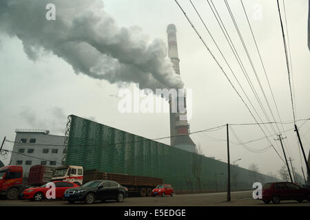 Emissione di fumo nero dal camino di un privato Ferro e acciaio fabbrica in Tangshan, nella provincia di Hebei (Cina). 26-Mar-2014 Foto Stock