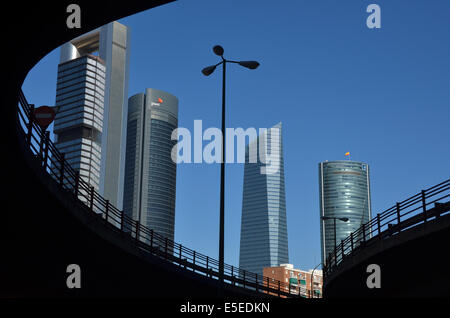 I grattacieli del CTBA (Cuatro Torres Business Area) a Madrid di finanza e al quartiere degli affari, visto da di Chamartín treno s Foto Stock
