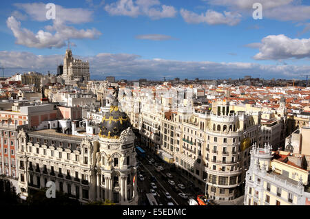 La giunzione tra la Gran Via e la Calle de Alcalá, visto dal tetto del Circulo de Bellas Artes edificio (l'inizio della Foto Stock