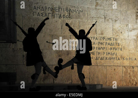 "Evzones' soldati in uniforme tradizionale eseguire un elaborato marziale routine Marching Band durante la domenica sera modifica del Foto Stock