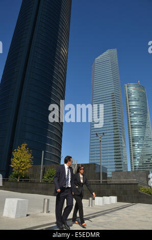 Ufficio i lavoratori a piedi lungo i grattacieli del CTBA (Cuatro Torres Business Area) a Madrid di finanza e il quartiere degli affari. Foto Stock
