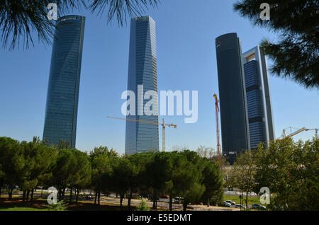 I grattacieli del CTBA (Cuatro Torres Business Area) a Madrid di finanza e il quartiere degli affari. Foto Stock