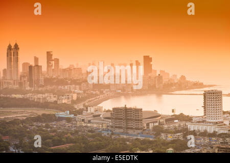 Haji Ali Bay e il quartiere centrale degli affari del centro di Mumbai, India Foto Stock