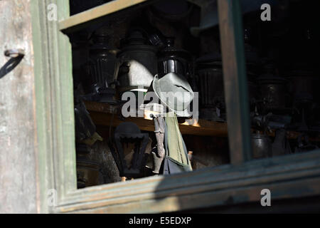 Workshop di ramaio visto attraverso la finestra, Lahic, Azerbaigian Foto Stock