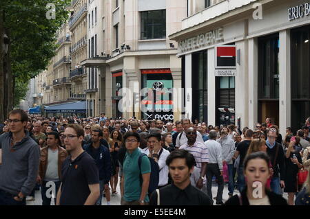 Una folla di gente che su Avenue des Champs Elysees Paris guardando il giorno della Bastiglia parata militare contaminano militaire du 14 juillet Foto Stock