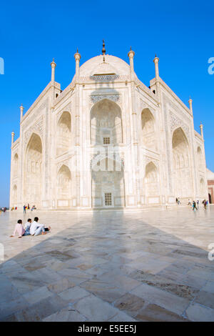 L'ombra di un minareto sul lato del Taj Mahal, Agra, Uttar Pradesh, India, Asia Foto Stock