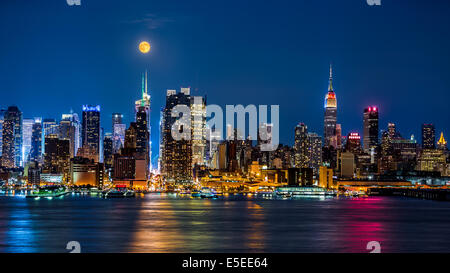 Super Luna sopra skyline di New York. Foto Stock