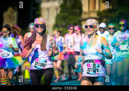 La donna giovane corre il colore Vibe 5K gara Foto Stock