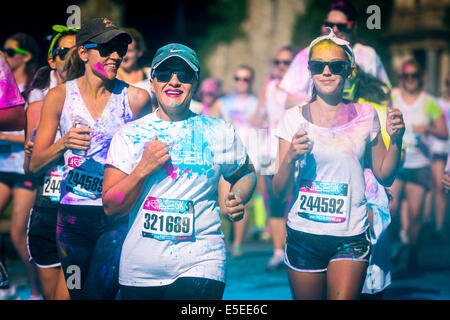 La donna giovane corre il colore Vibe 5K gara Foto Stock