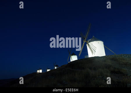 Mulini a vento reso famoso da Cervantes nel Don Chisciotte, Campo de Criptana, La Mancha, in Spagna Foto Stock