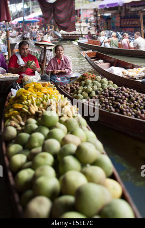 Venditori di mercato al mercato galleggiante Damnoen Saduak, vicino Bangkok, Thailandia, Sud-est asiatico Foto Stock