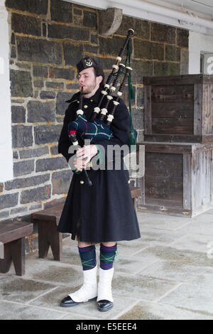 Piper in uniforme della 78Highlands esegue presso la cittadella di Halifax.Halifax, Nova Scotia, Canada Foto Stock