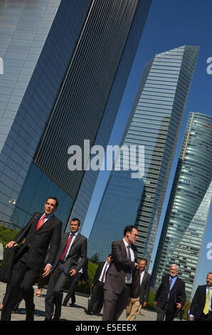 Ufficio i lavoratori a piedi lungo i grattacieli del CTBA (Cuatro Torres Business Area) a Madrid di finanza e il quartiere degli affari. Foto Stock