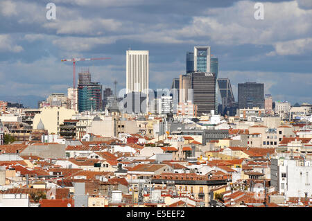Parte della skyline di Madrid con i grattacieli del quartiere finanziario in background. Foto Stock
