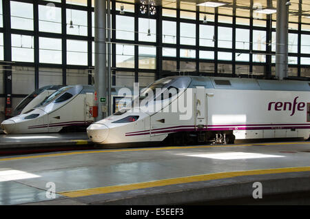 Due treni di attendere per il loro orario di partenza a Cádiz stazione. Foto Stock